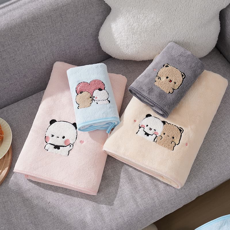 【クマカップル刺繍】 大判ラップバスタオル 綿100％ 吸水速乾 85×160cm レディース メンズ ペア使用可 ライトブルー／ミルクコーヒー／フレッシュピンク／ジェントルグレー